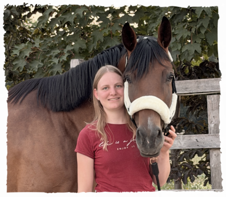 Portrait einer Pferdeosteopathin mit Pferd im Stall